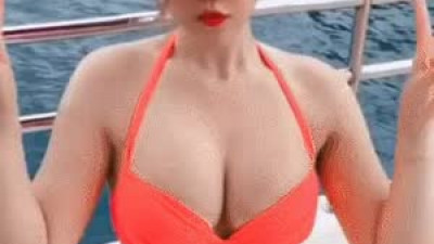 유혹하는  bj 이슬이 흰 끈나시 형광 비키니 가슴골
