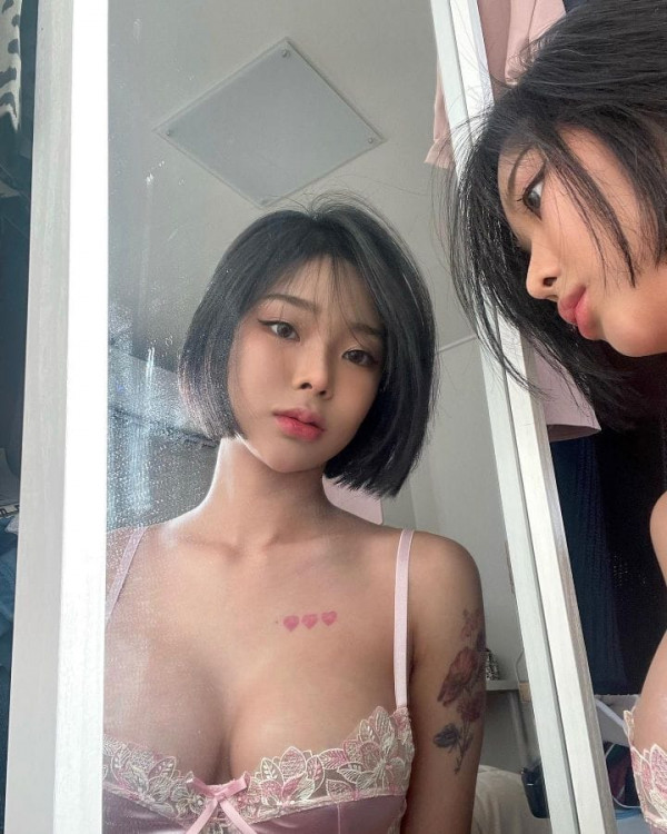 어익후  모델 민아님 인스타 오프솔더 스포츠브라 속옷 가슴골