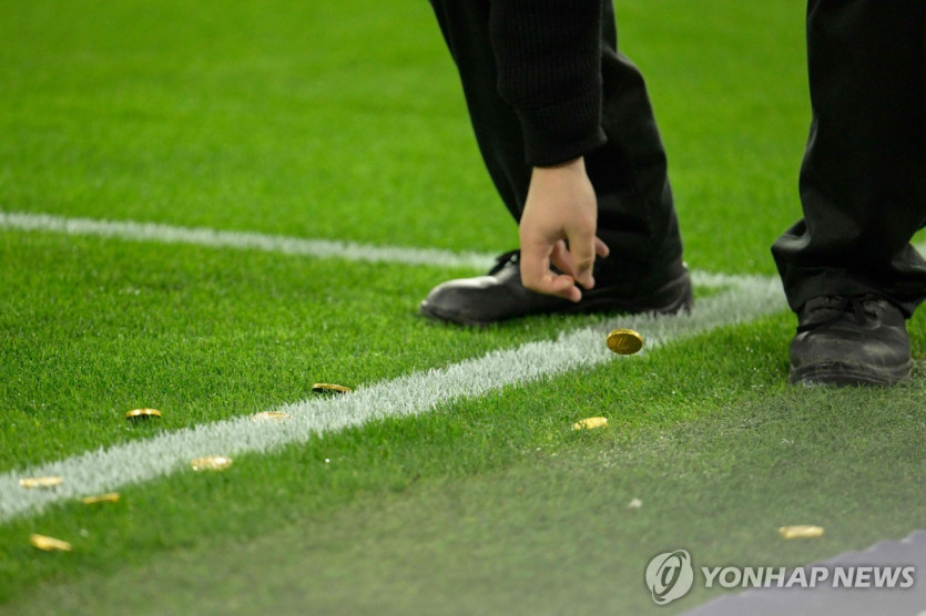 유럽 축구 경기장에 날아든 테니스공·동전 초콜릿·비닐 우의