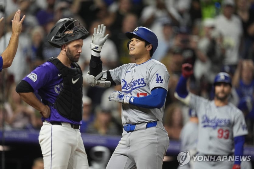 오타니, MLB 아시아 선수 단일시즌 최다 57도루…54호 홈런포(종합)