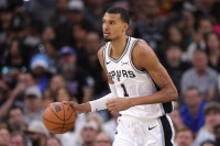 ‘매직 존슨상’ 수상했던 227cm NBA 스타 웸반야마, 인터뷰 거부로 NBA 경고 받아