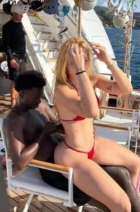 비키니 입은 인플루언서 무릎에 앉히고 요트 파티→브라질 국민에 침 뱉었다…비니시우스 16강 조기 탈락 후 여론 최악
