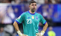 ‘에밀신’ 마르티네스, 손가락 골절에도 수술 거부…결승전 아르헨티나 골문 지킨다