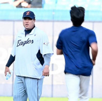 류현진 선배 왔다!…구자욱과 이야기 나누던 순간, 원태인이 한달음에 달려온 이유